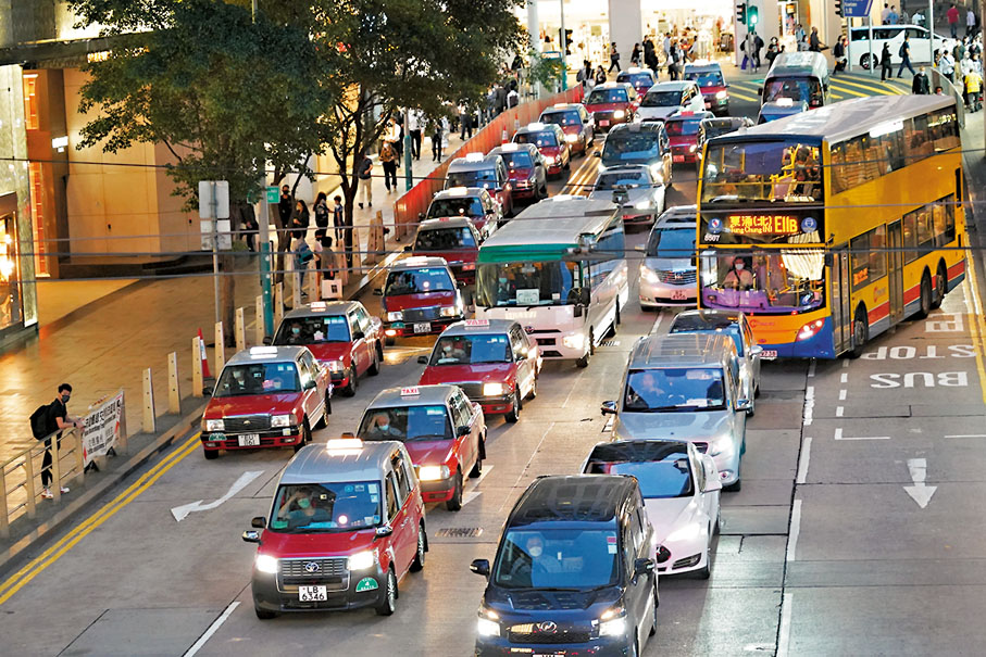 ◆施政報告提出推展六大重點運輸基建項目，有助紓緩香港交通狀況，圖為鬧市經常出現塞車情況。香港文匯報記者曾興偉  攝