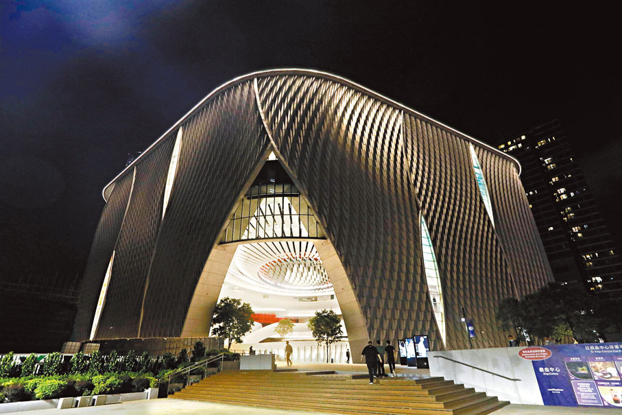 ◆ 施政報告中提到，將組成「文化委員會」，制訂「文藝創意產業發展藍圖」，推動香港成為中外文化藝術交流中心。圖為西九戲曲中心。 資料圖片