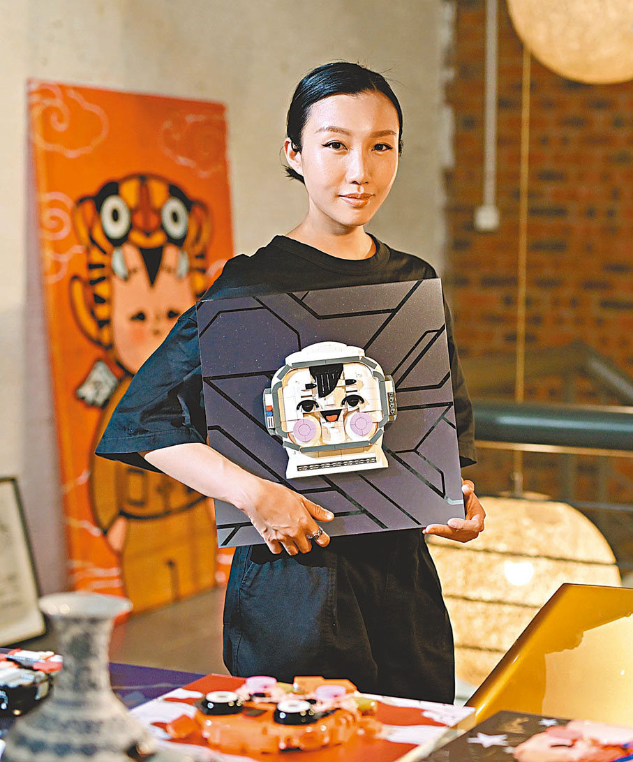  ◆ 鄧卓越和她的代表作A SHOPPIN' BABY。 受訪者供圖