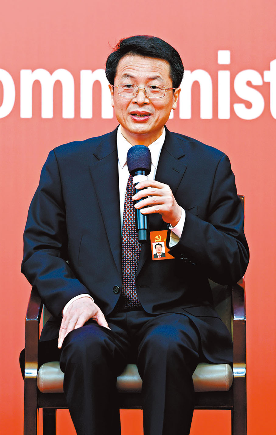  ◆10月19日，中國共產黨第二十次全國代表大會新聞中心舉行集體採訪。山東、河南、湖北、湖南、廣東、廣西、海南代表團新聞發言人出席，介紹代表團學習討論二十大報告情況，並回答記者提問。這是廣東省委常委、常務副省長張虎在回答記者提問。 新華社