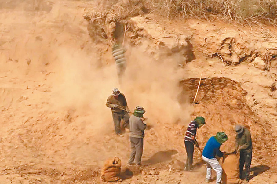 ◆烽燧考古野外工作照。