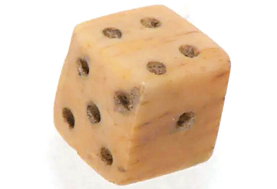 ◆烽燧遺址出土的骨骰子。