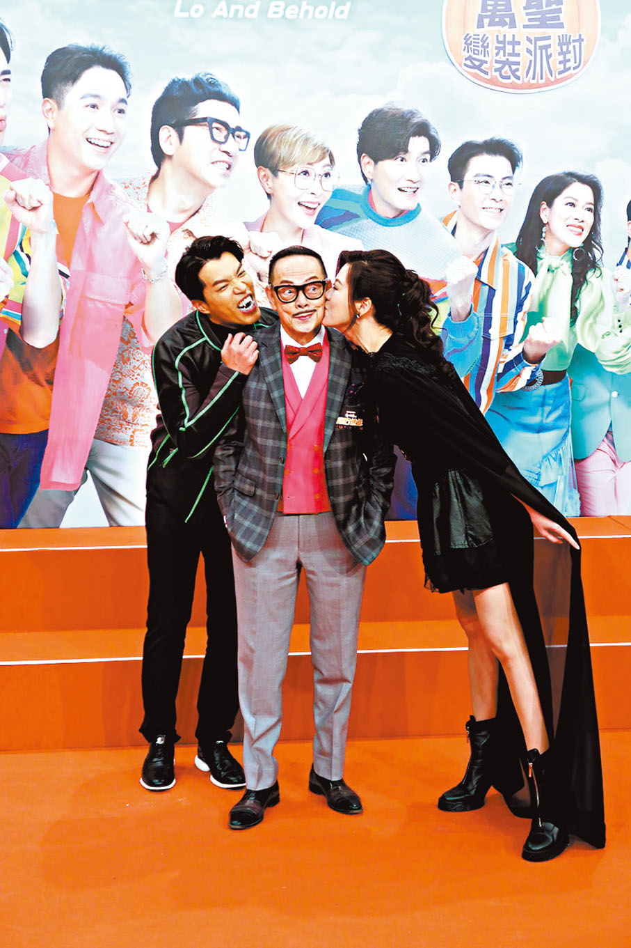 ◆「女兒」林淑敏向羅樂林送上生日之吻。