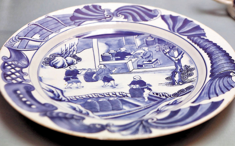 ◆ 隨着飲茶文化在歐洲興起，歐洲人對於東方茶具的需求也日益增加。圖為17世紀時外銷的青花運茶圖碟。 資料圖片