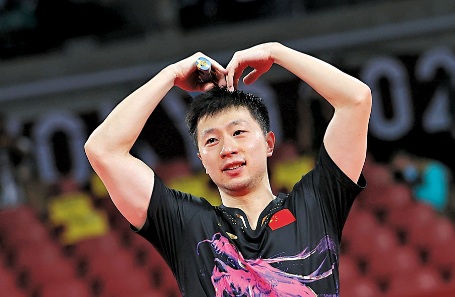 ◆ 馬龍在東京奧運奪得男單冠軍後做出心形手勢。資料圖片