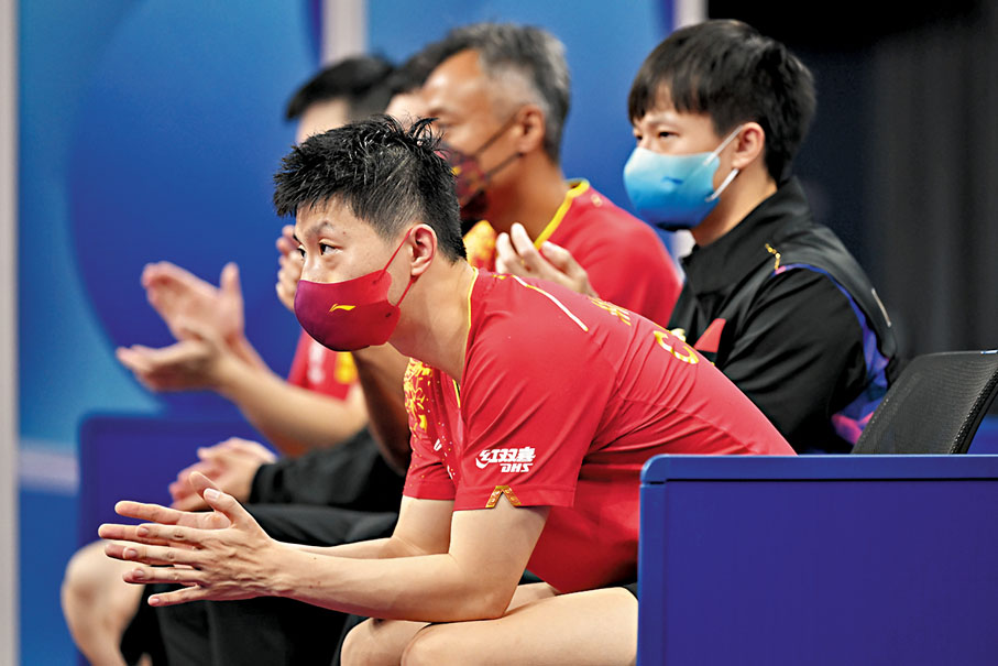 ◆ 即使坐在球員席上，馬龍仍是隊友的最大靠山。資料圖片