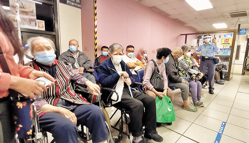 ◆不少巿民依賴公營醫療服務，但求診人數眾多，令他們不得不面對極長的輪候時間。 資料圖片