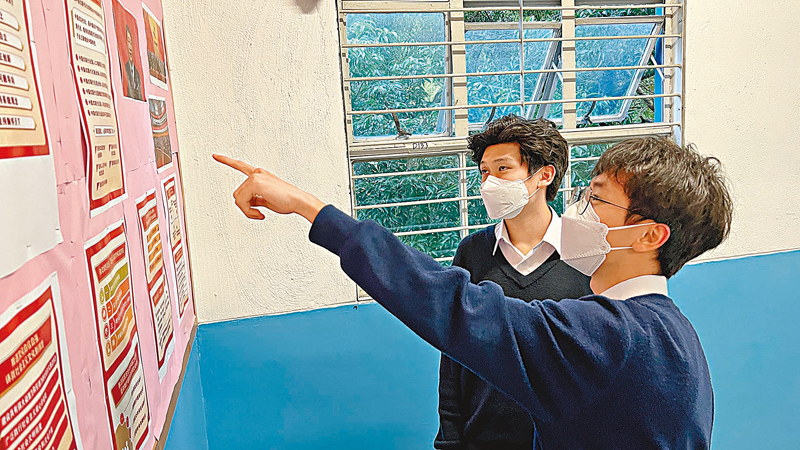 ◆丘思浩（前）和王賢羲（後）都覺得中共二十大報告有助確立自身未來發展路向。 香港文匯報記者  攝