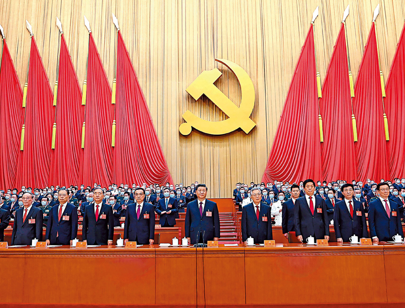 ◆中共二十大昨日在北京人民大會堂勝利閉幕。圖為習近平、李克強、栗戰書、汪洋、王滬寧、趙樂際、韓正、王岐山、胡錦濤在主席台上。    新華社