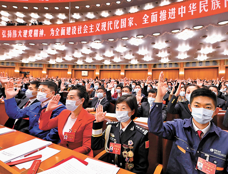 ◆10月22日，中國共產黨第二十次全國代表大會閉幕會在北京人民大會堂舉行。這是代表舉手表決。新華社