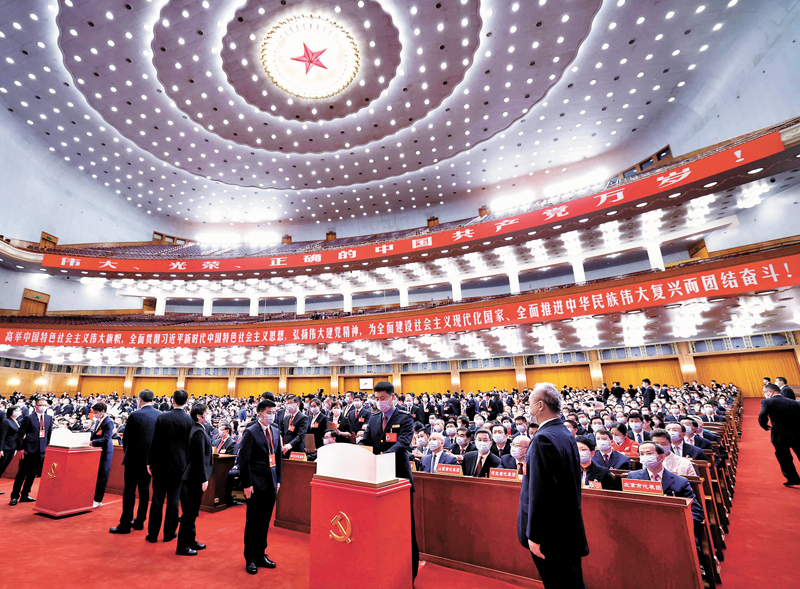 ◆ 10月22日，中共二十大閉幕會在北京人民大會堂舉行。這是代表投票選舉。 新華社