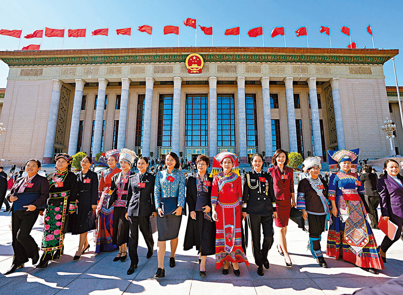 ◆ 22日，中國共產黨第二十次全國代表大會閉幕會後，代表走出人民大會堂。     新華社