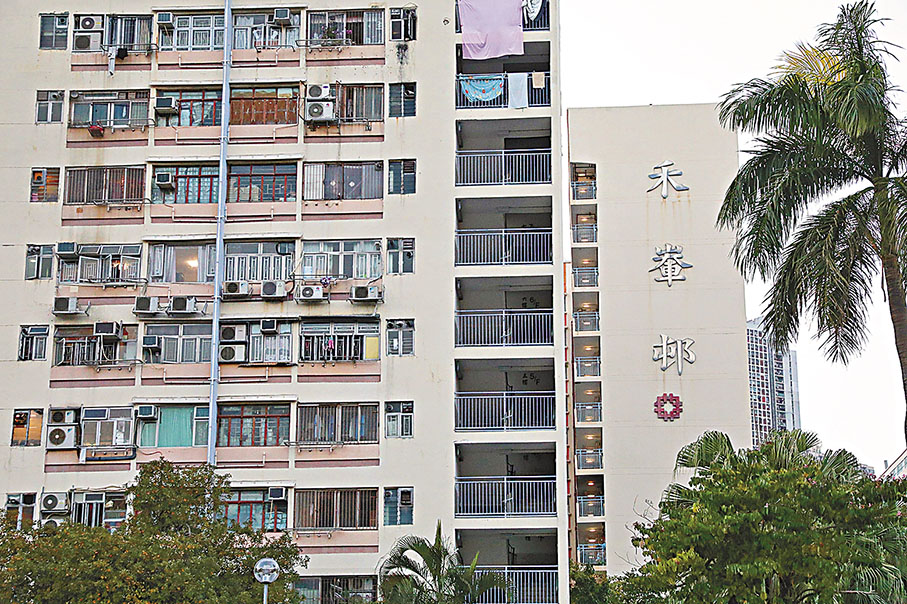 ◆李家超在施政報告中提出興建簡約公屋，讓正輪候公屋的基層家庭可盡快改善居住環境，而不影響他們輪候傳統公屋的程序，令公屋輪候時間由現時6年縮減至4.5年。圖為沙田禾輋邨公屋。 資料圖片