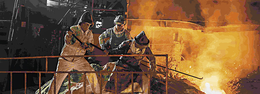 ◆趙鐵池帶領工人克服重重困難，煉出第一爐鋼水。