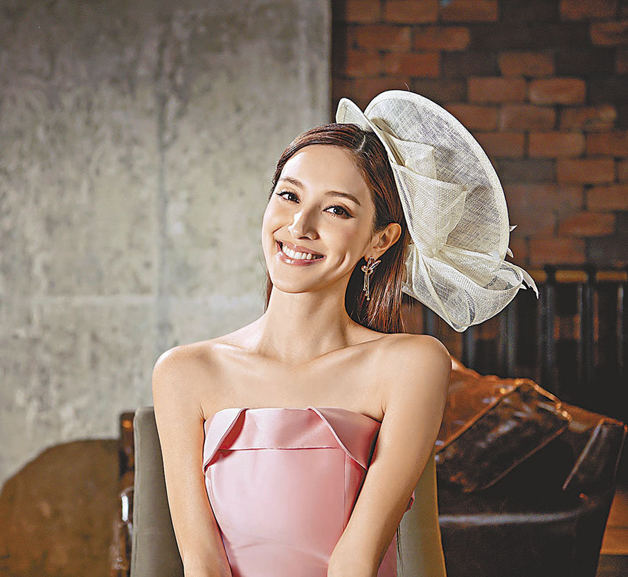 ◆ 陳凱琳滿意自己的鎖骨。