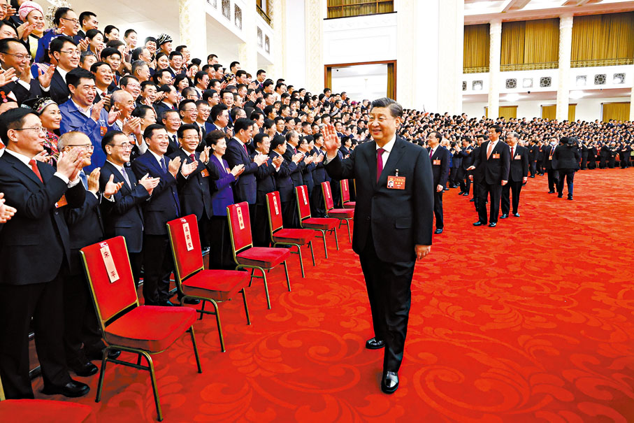 ◆10月23日，中共中央總書記、國家主席、中央軍委主席習近平等領導同志在北京人民大會堂親切會見出席黨的二十大代表、特邀代表和列席人員，並同大家合影留念。 新華社