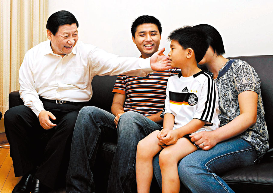 ◆2008年7月，時任國家副主席習近平到紅磡半島豪庭看望市民王志勇一家，並輕撫王梓豐小朋友的臉頰。資料圖片
