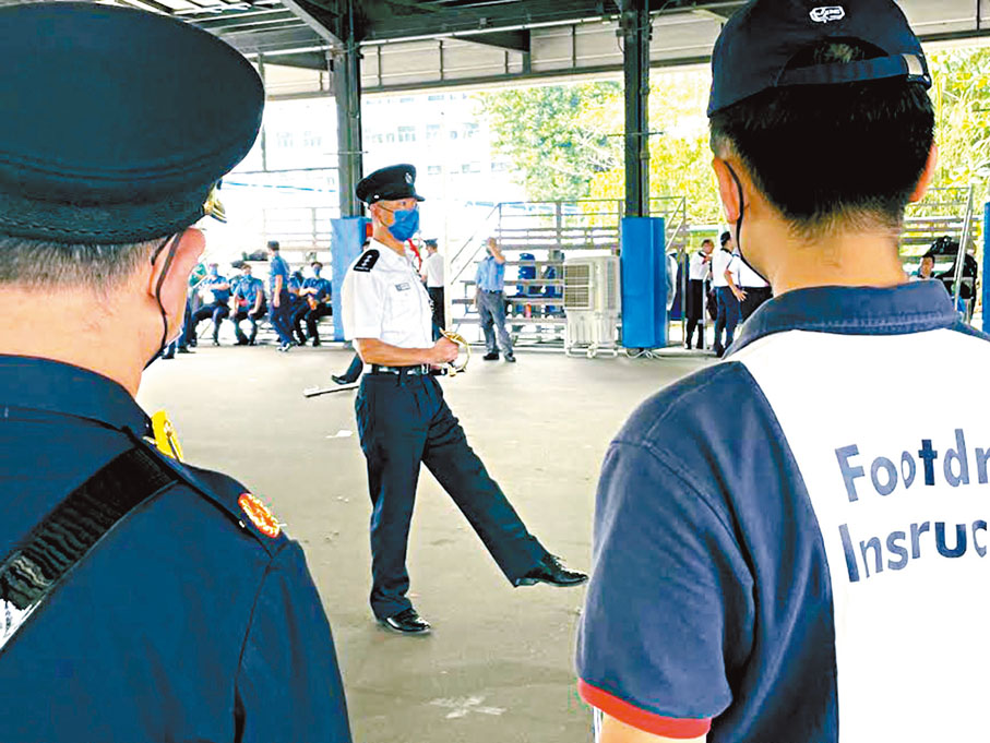 ◆警察學院操練及槍械訓練總督察盧宜頌親自示範指揮員步操動作。 香港文匯報記者廖傑堯  攝