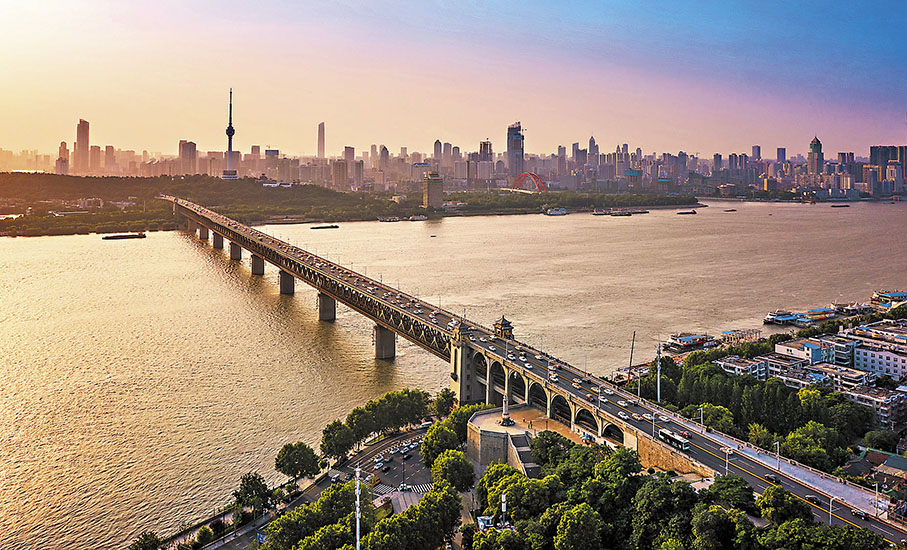 ◆ 湖北武漢長江大橋是跨越長江的第一座公鐵兩用大橋。 作者供圖