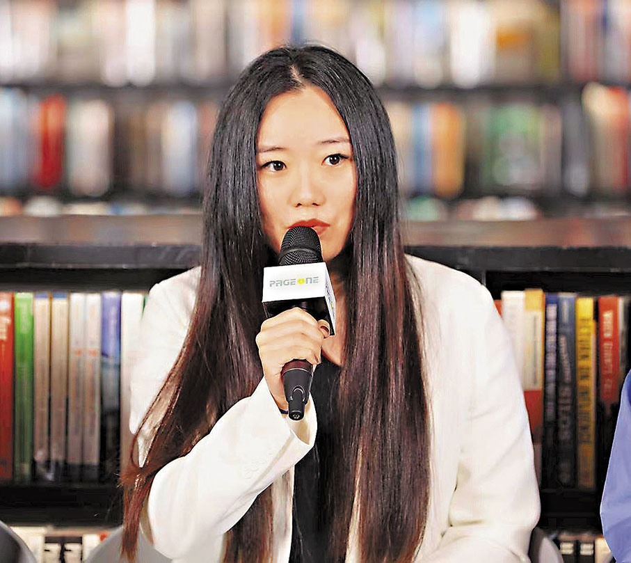 ◆笛安在介紹自己寫作《親愛的蜂蜜》的初衷。 出版社供圖