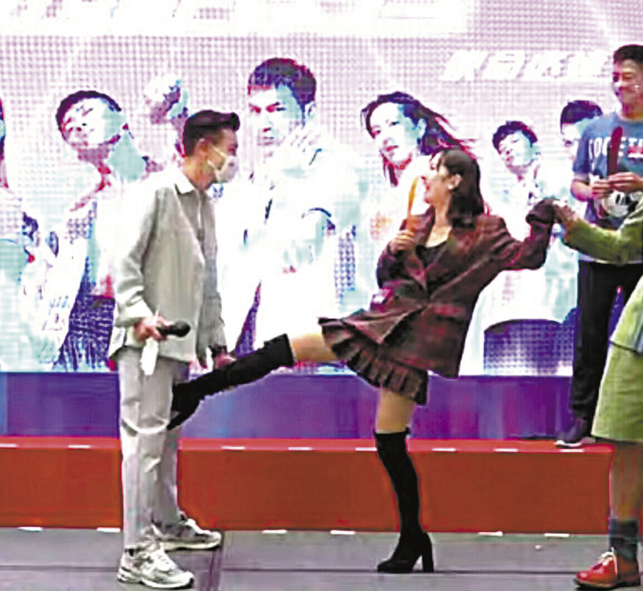 ◆陳展鵬玩遊戲時要捱唐詩詠一腳。