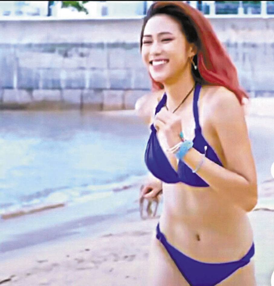 ◆劉穎鏇穿三點式在沙灘奔跑。