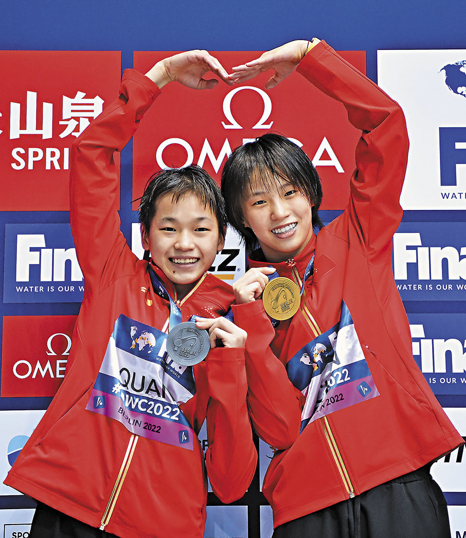 ◆ 陳芋汐（右）和全紅嬋在頒獎儀式上合影。  新華社