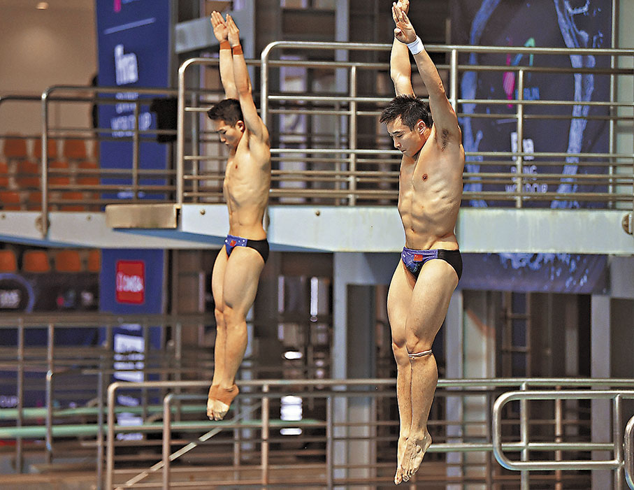 ◆ 王宗源/曹緣（右）在比賽中。 新華社