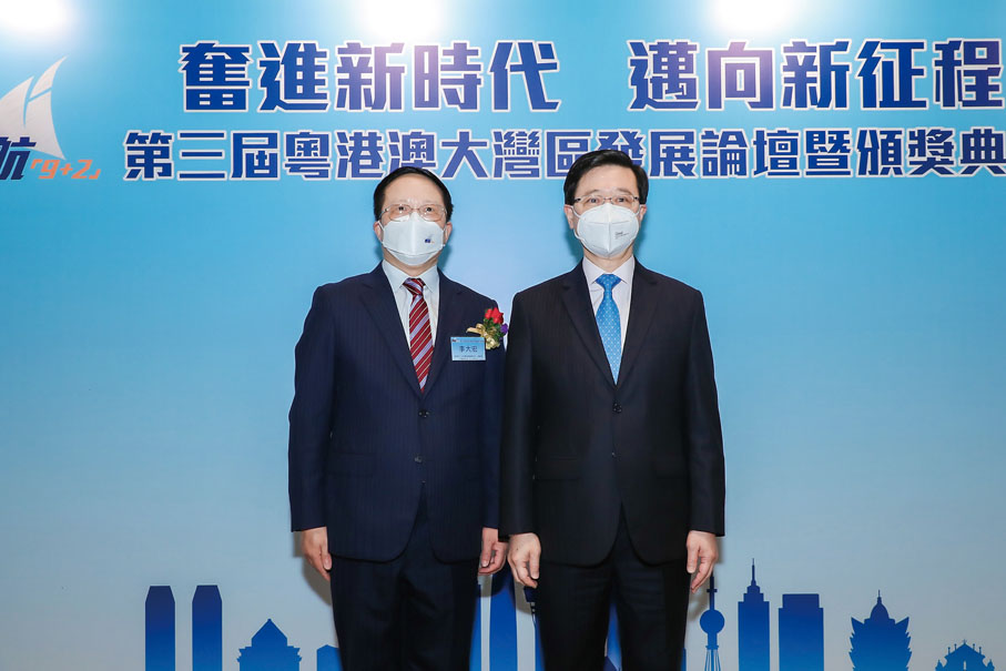 ◆左起：香港大公文匯傳媒集團董事長、總編輯兼文匯報社長、大公報社長李大宏，香港特別行政區行政長官李家超。