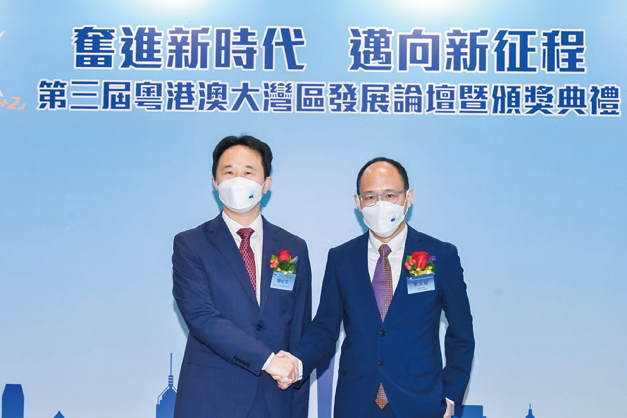 ◆左起：香港大公文匯傳媒集團執行總經理韓紀文，全國政協委員、香港海南社團總會會長李文俊。