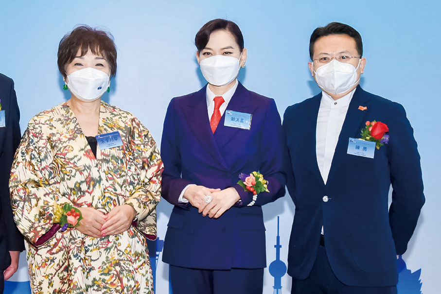 ◆左起：全國政協委員、金利豐金融集團總裁朱李月華，全國人大代表、香港珠海社團總會會長鄺美雲，全國人大代表、香港立法會議員陳勇。