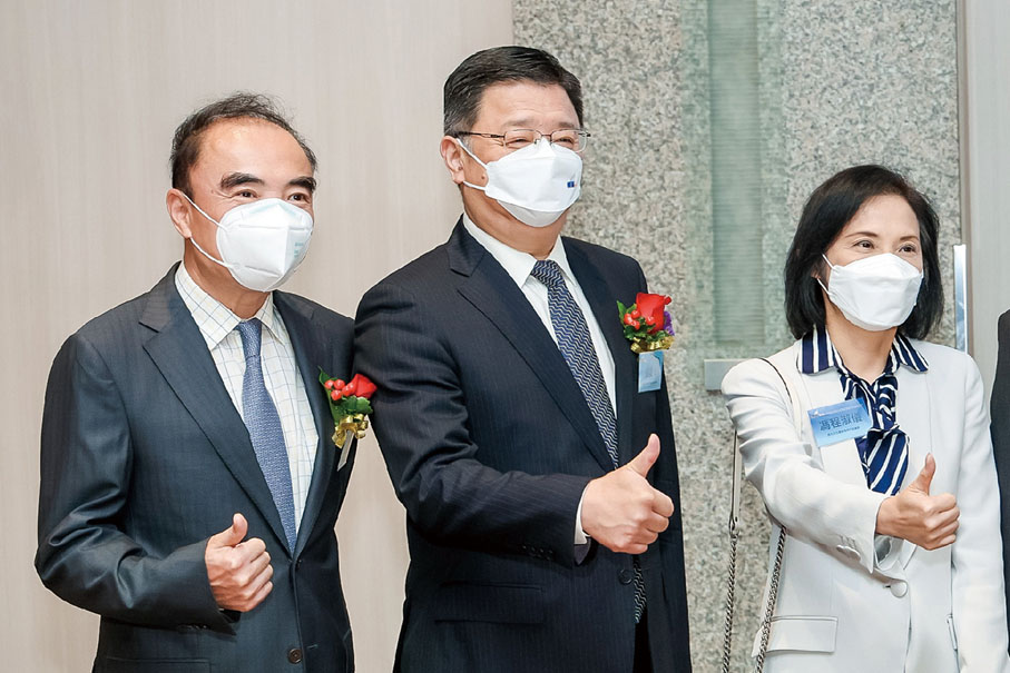 ◆左起：新華通訊社亞太總分社社長白林，香港中國企業協會副會長兼總裁張夏令，西九文化區管理局行政總裁馮程淑儀。