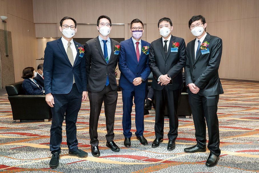 ◆左起：北京市政協委員、香港青年聯會主席楊政龍，廣東省政協常委、全國青聯常委郭基煇，香港立法會議員邱達根，深圳市政協委員、大灣區金融科技促進總會會長莊紫祥，大灣區金融科技促進總會副會長莊皓麟。