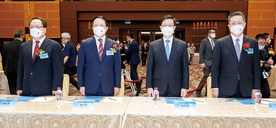 ◆左起：中國外交部駐香港特別行政區特派員公署副特派員潘雲東，香港大公文匯傳媒集團董事長、總編輯兼文匯報社長、大公報社長李大宏，香港特別行政區行政長官李家超，中央人民政府駐香港特別行政區維護國家安全公署副署長李江舟。