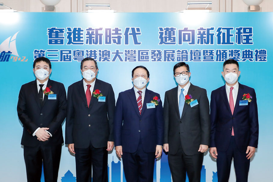 ◆左起：深圳市政協委員、大灣區金融科技促進總會會長莊紫祥，香港立法會主席梁君彥，香港大公文匯傳媒集團董事長、總編輯兼文匯報社長、大公報社長李大宏，香港特別行政區保安局局長鄧炳強，香港立法會議員、交銀國際控股有限公司董事長譚岳衡。