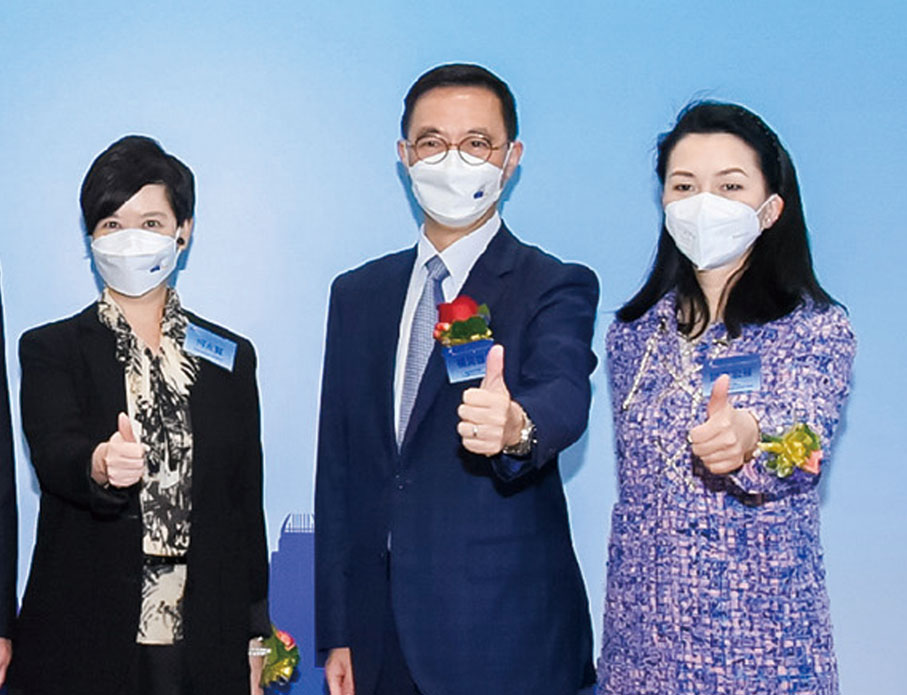 ◆左起：香港特別行政區房屋局局長何永賢，香港特別行政區文化體育及旅遊局局長楊潤雄，太子珠寶鐘錶集團副主席及執行董事鄧宣宏雁。