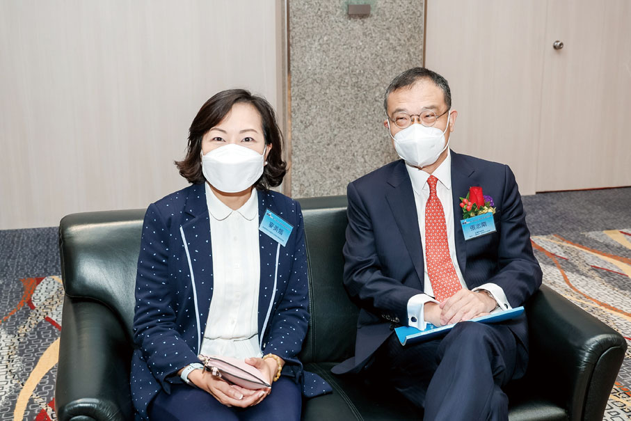 ◆左起：香港特別行政區民政及青年事務局局長麥美娟，全國政協委員、香港「一國兩制」研究中心總裁張志剛。