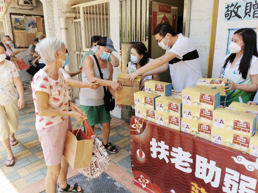 ◆第五波疫情期間，莊皓麟(右二)身體力行於父親莊紫祥發起的「敬老護老 同心抗疫」行動街站派發月餅予長者。