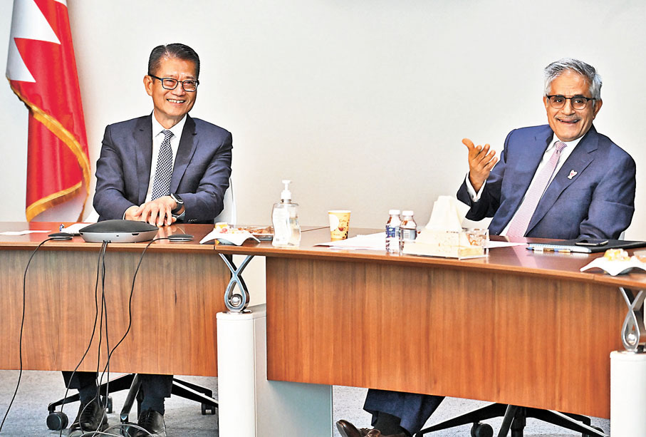 ◆陳茂波於巴林與社保總署主席Mahmood Hashim Al Kooheji會面，就退休保障和相關政策交換意見。