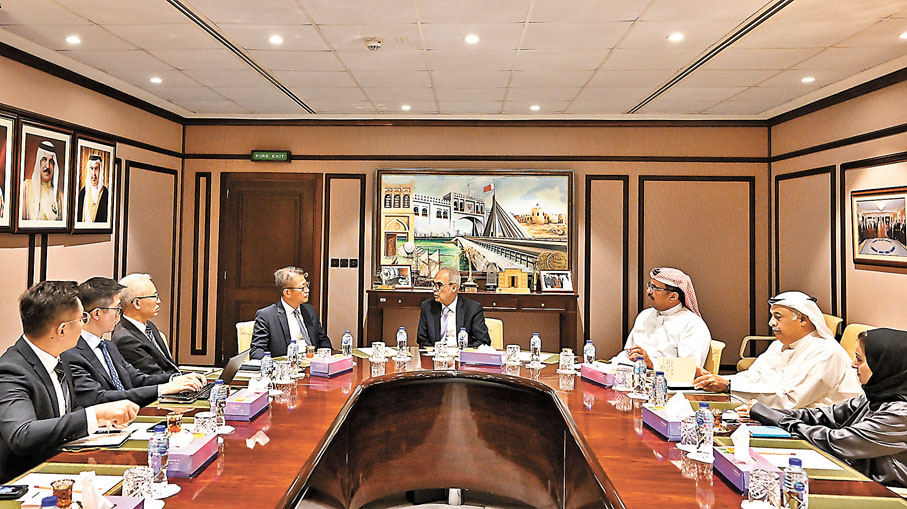 ◆陳茂波（左四）與巴林中央銀行行長Rasheed Mohammed Al Maraj（右四）會面。