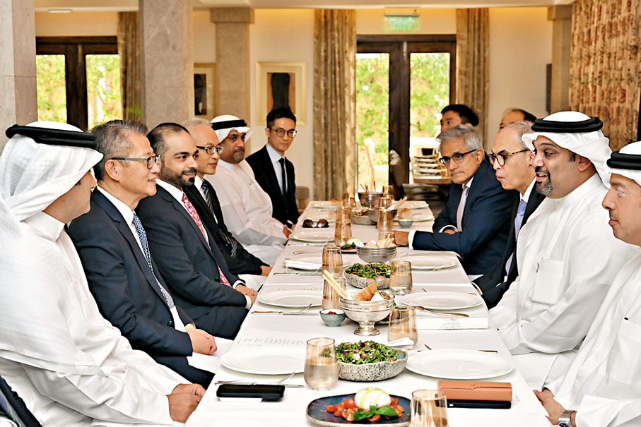 ◆陳茂波（左二）與巴林財政與國民經濟部部長Sheikh Salman bin Khalifa Al Khalifa（右二）進行午餐會。