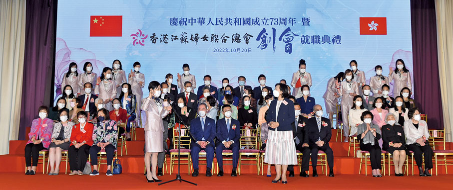 ◆ 在麥美娟的見證下，張心瑜創會會長帶領全體董事會、理事會宣誓就職。