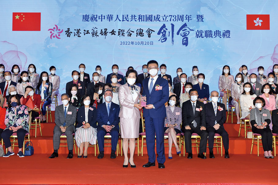 ◆ 徐小林（右）頒授會長聘書予張心瑜（左）。