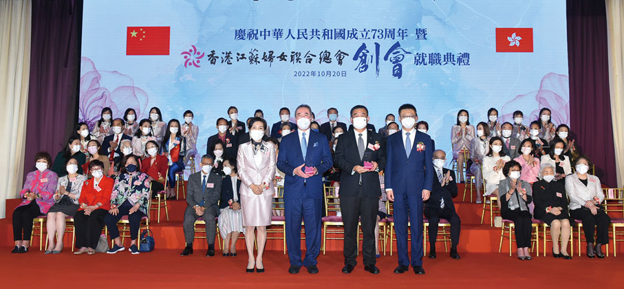 ◆ 徐小林（右一）頒授榮譽會長聘書予唐英年（左二）、姚茂龍（右二）。