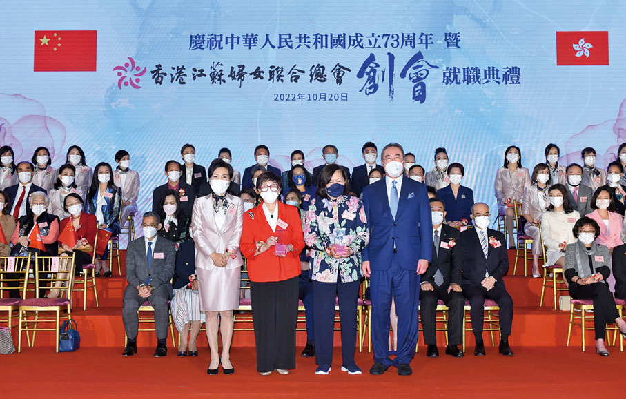 ◆ 唐英年（右一）頒授榮譽顧問聘書予丁毓珠（右二）、林貝聿嘉（左二）兩位代表。