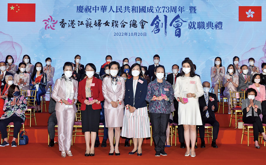 ◆ 麥美娟（右三）頒授永遠名譽會長聘書予王靜、陳丹娜以及名譽會長代表。