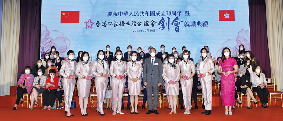 ◆ 胡英明（右五）頒授聘書予常務副會長代表。