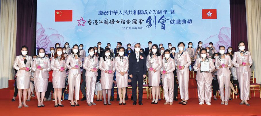 ◆ 林智遠（右七）頒授聘書予秘書長、司庫、 理事會代表。