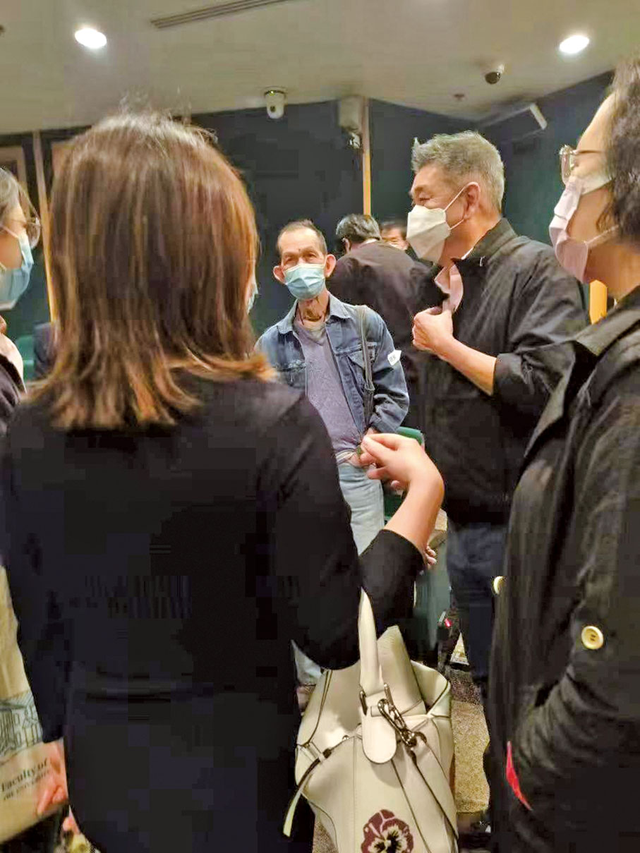 ◆ 講座結束後聽眾圍着主講專家繼續探討鑒寶事宜，久久不願離去。