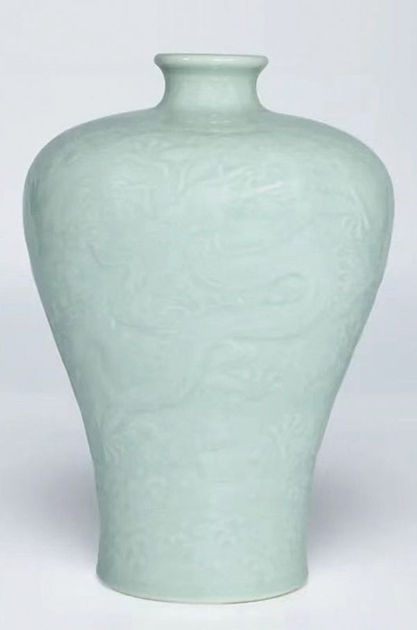 ◆ 乾隆 粉青釉雕海水龍紋梅瓶